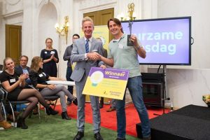 VHG-directeur Egbert Roozen met prijswinnaar en NL Greenlabel ambassadeur Lodewijk Hoekstra.