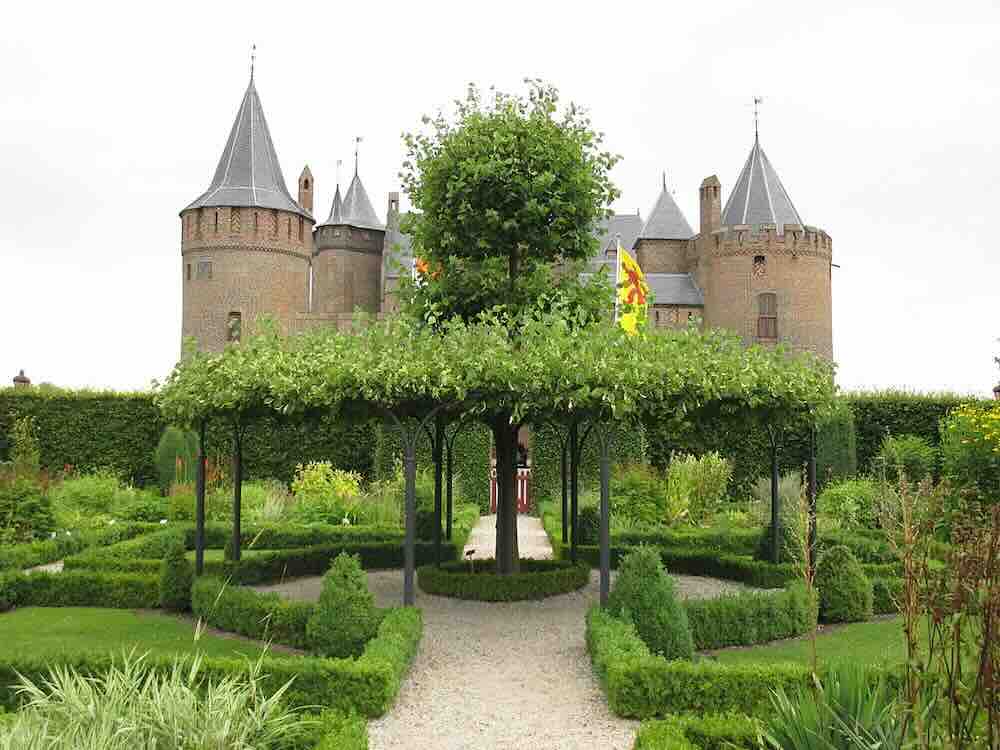 Prinses Beatrix plant Koningslinde in Utrecht