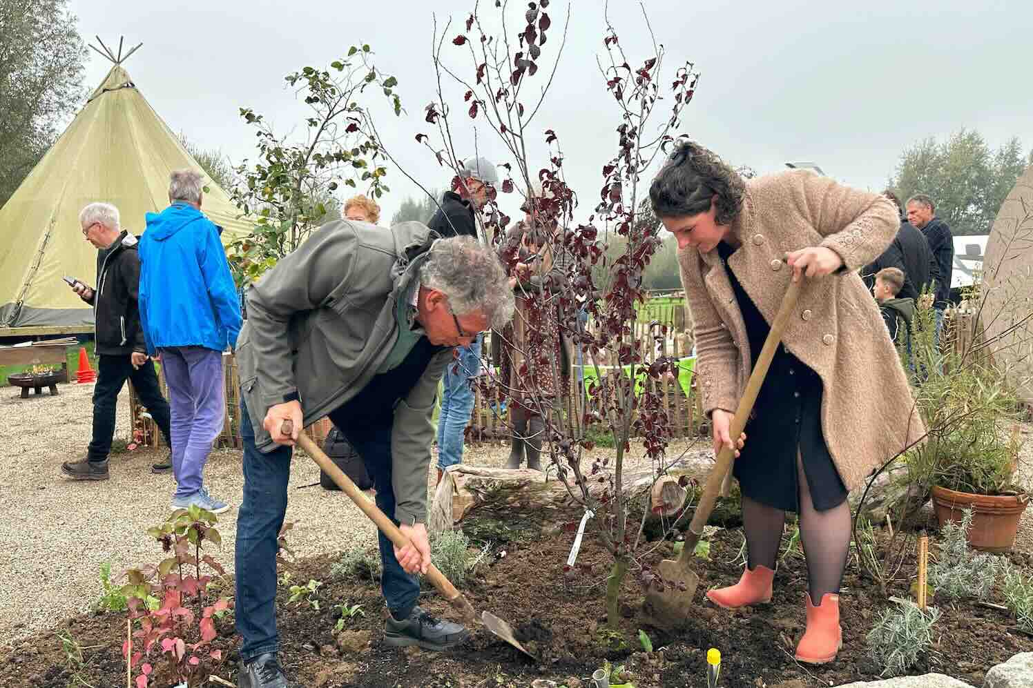 Nieuwe IVN-voedselbosjes verrijken Bloemenpark Appeltern