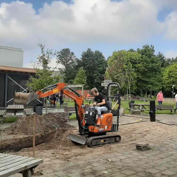 Een graafmachine huren, ideaal voor grote tuinklussen