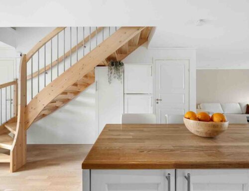 De charme van een houten trap in een modern interieur