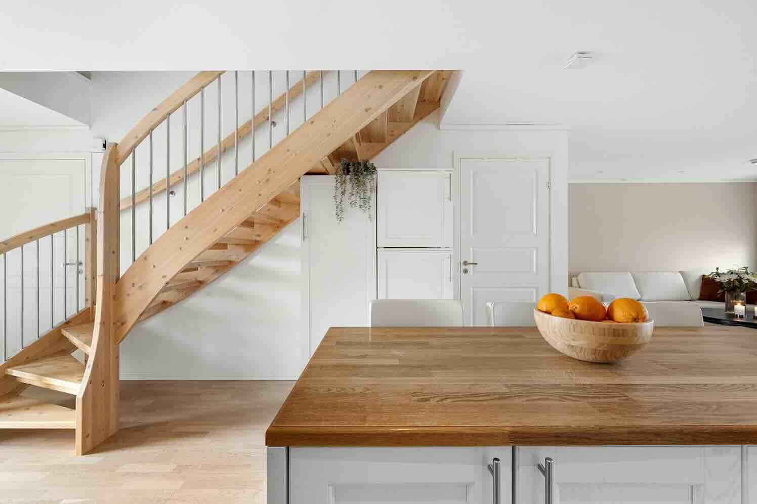 De charme van een houten trap in een modern interieur