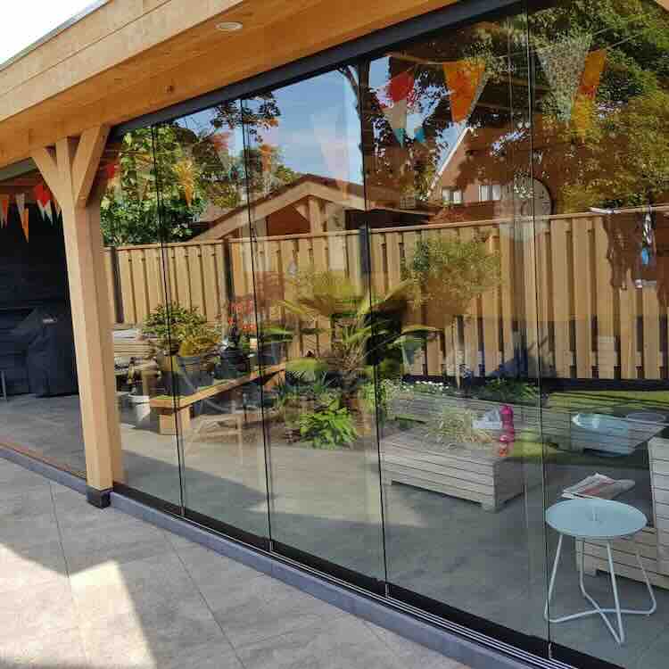 Een glazen schuifwand, een nieuw hoofdstuk in ons tuinleven