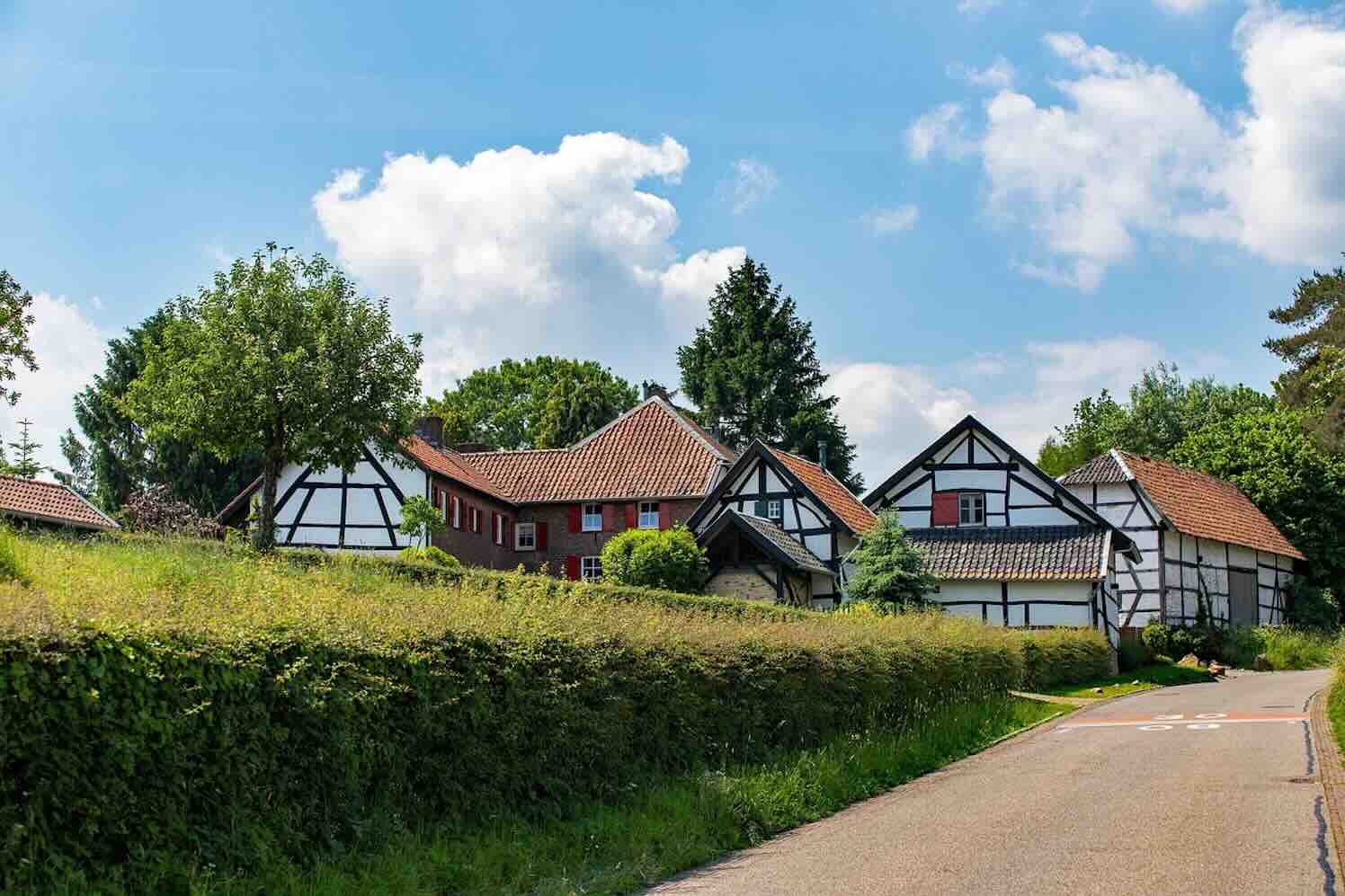 houses-vakwerkhuisjes De paden op, de heuvels in