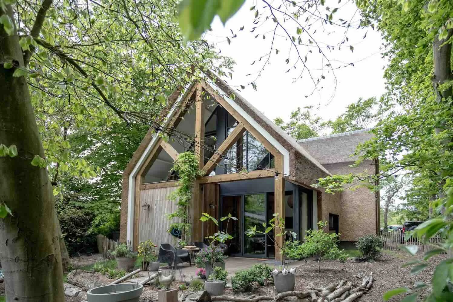 Rieten-dak-woning-03 Opmars van bijzonder wonen stoer, stijlvol en helemaal van nu