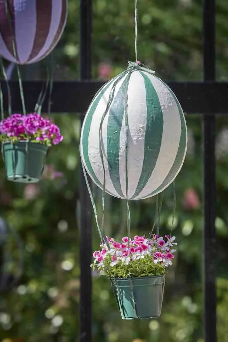 Zwevende tuintjes met uitbundige geraniums