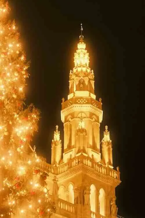 pexels-ahmet-ciftci-kerst-in-de-stad Licht in het donker, kerstverlichting als inspiratie en ritueel