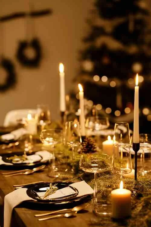 pexels-nicole-michalou-kerstdiner Licht in het donker, kerstverlichting als inspiratie en ritueel
